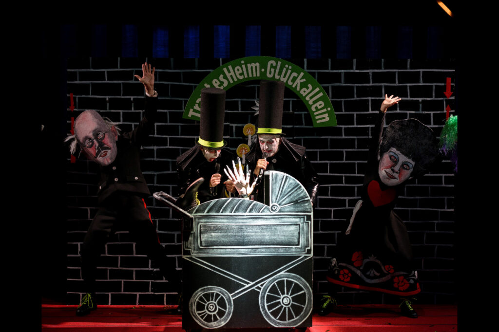 shockheaded-peter--tiger-lillies--julian-crouch--der-struwwelpeter--heinrich-hoffmann--staatstheater-darmstadt--2022--frank-alexander-engel--bild-02.jpg