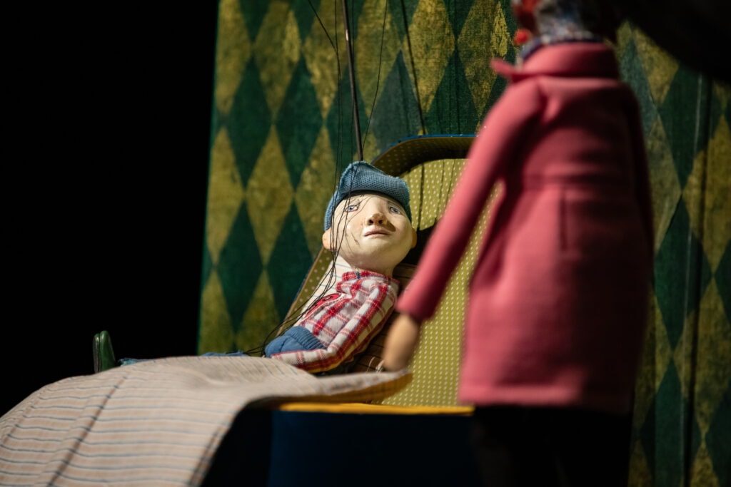 oskar-und-die -dame-in-rosa--eric-emmanuel-schmitt--theater-koblenz--2023--frank-alexander-engel--figurentheater-regie-puppen-kostueme-ausstattung--bild-4