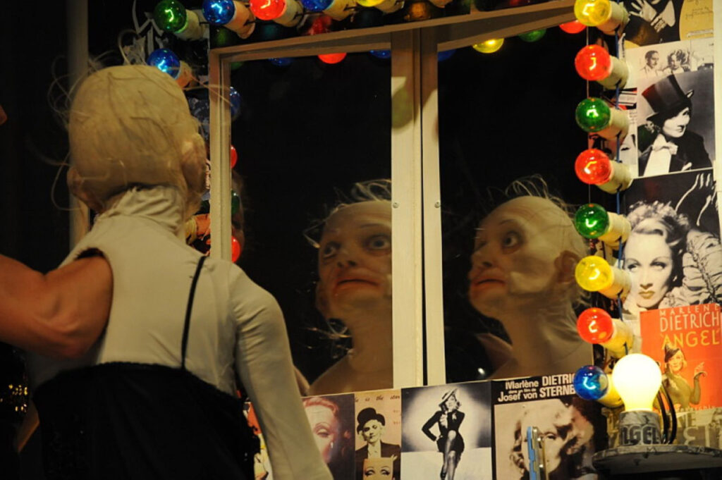 frank-alexander-engel--figurentheater-regie-puppen-kostueme-ausstattung--marleni-preussische-diven-blond-wie-stahl--thea-dorn--puppentheater-magdeburg-2010-2016--bild-7