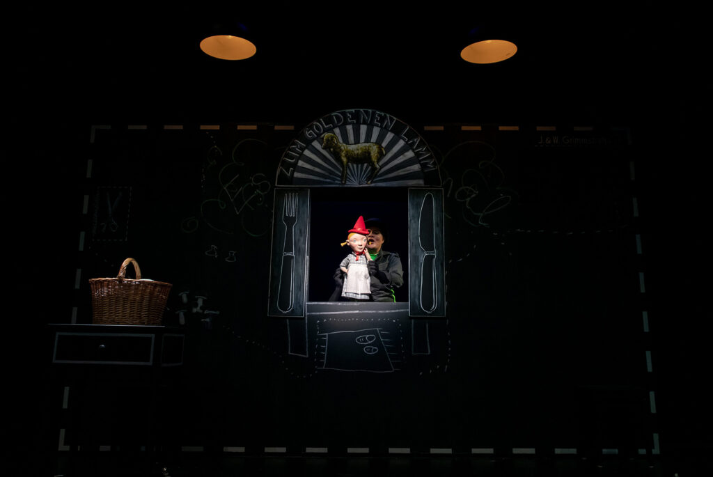rotkaeppchen--brueder-grimm--theater-junge-generation-dresden-2020--frank-alexander-engel--figurentheater-regie-puppen-kostueme-ausstattung--bild-6.jpg